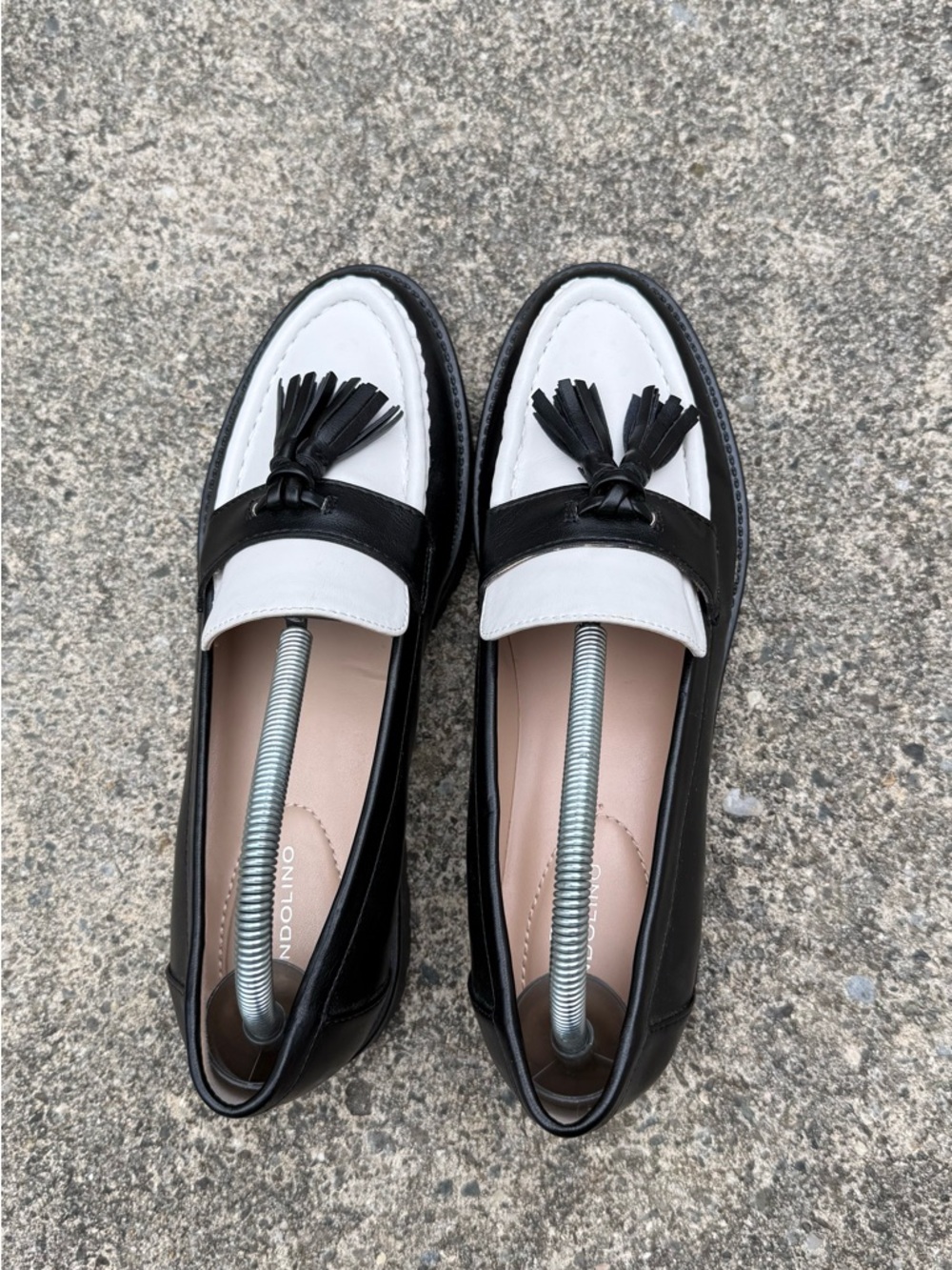 Bandolino Women's Fillus Tassel Loafers Women size 9 black and white - Picture 7 of 13